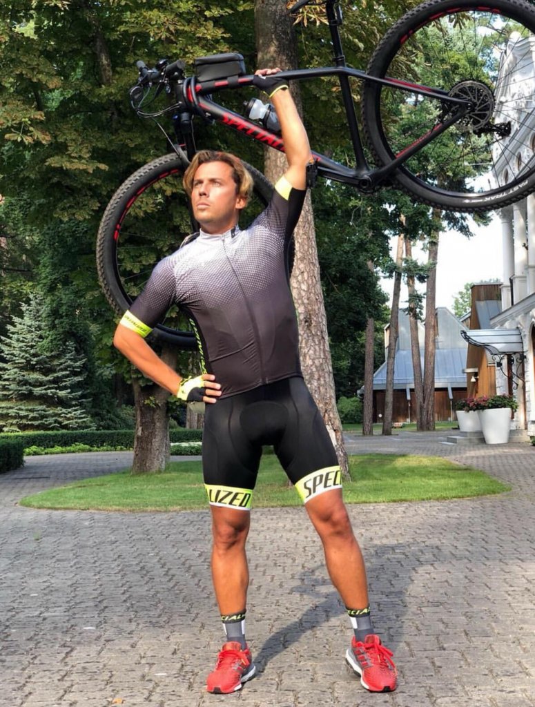 Максим Галкин Юрмала август 2018  с велосипедом Screenshot_20180810-172046.jpg