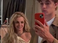 Бритни Спирс вернулась в социальные сети со своими эротическими танцами