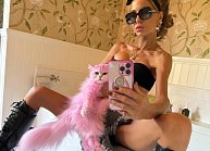 Кейт Бекинсейл начала очень экстравагантно одеваться и рассказала, что её зять несёт яйца