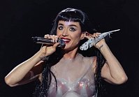 Кэти Перри грохнулась на сцене во время своего выступления в рамках мирового тура