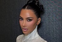 Ким Кардашьян провалила экзамен на адвоката, но преуспела в выгуливании очень голых платьев