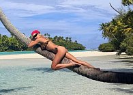 Рита Ора случайно засветила обнаженную грудь во время селфи