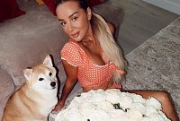 Аня Седокова ненавязчиво намекает, что по-прежнему пользуется успехом у мужчин