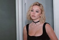 Папарацци были рядом с Сидни Суини во время её пляжного отдыха во Флориде