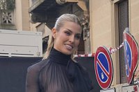 Голое платье Джессики Гойкоэчеа не осталось незамеченным на модном показе 