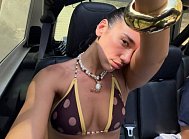 Дуа Липа позабавила папарацци своей фотосессией на яхте