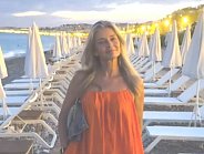 Супермодель пенсионного возраста Паулина Поризкова устроила лёгкий стриптиз