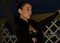 Расстегнутая рубашка Дуа Липы вызвала ажиотаж на улице