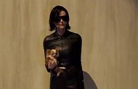 Шикарные волосы Деми Мур стали короче на 56 см, а талия еще уже