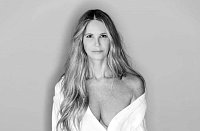Вслед за Шэрон Стоун фотосессию топлесс сделала Эль Макферсон