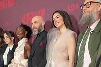 Энн Хэтэуэй появилась на кинопремьере в прозрачном платье