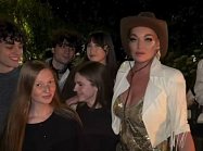 Анастасия Волочкова залезла на подоконник и сделала вертикальный шпагат прямо в коктейльном платье