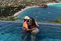Годовщину брака Хайди Клум отпраздновала очень смелой фотосессией в бикини и без него