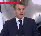 У Эммануэля Макрона что-то с глазом 