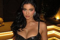 Кайли Дженнер готовится к встрече с Тимоти Шалломе в бикини у бассейна