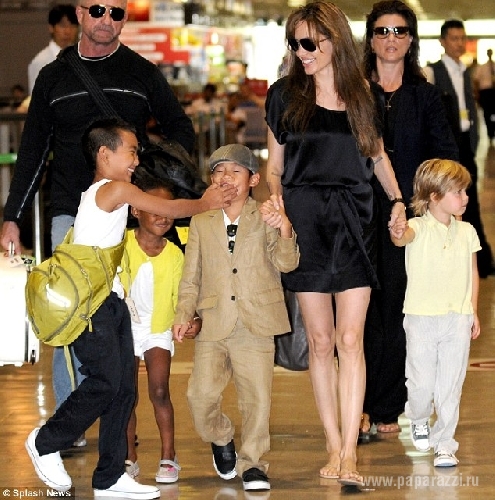 Дети Анджелины Джоли произвели фурор в Японии