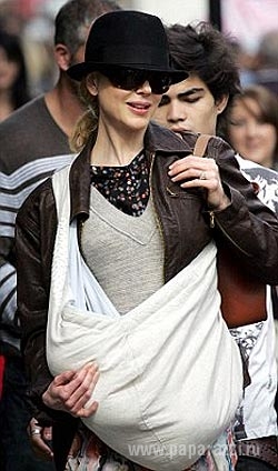 Маша Шалаева носит ребенка в сумке