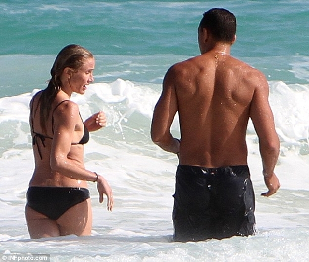 Кэмерон Диас с любовником подловили на пляже