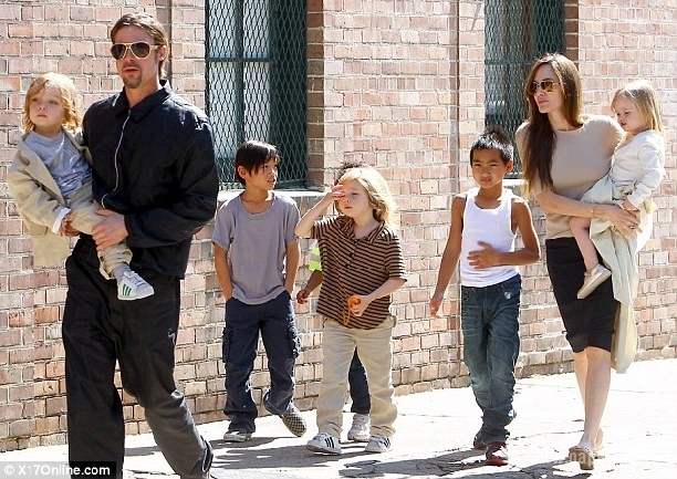 Анджелина Джоли вывела на прогулку всю свою огромную семью