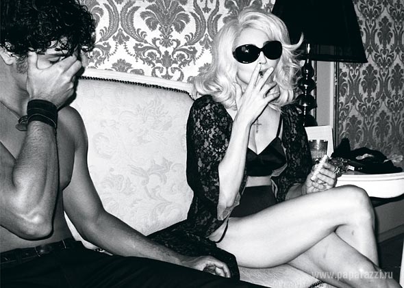 Фото 50-летней Мадонны топлесс попали в интернет