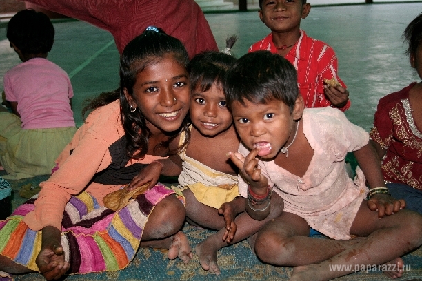 Карина Кокс помогла детям Индии
