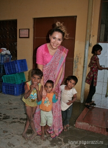 Карина Кокс помогла детям Индии