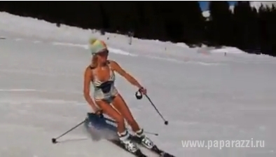 Певица Глюкоза прокатилась на лыжах в купальнике