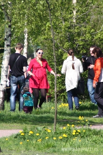 Беременная  Елена  Ваенга  посадила  деревья  в  спальном  районе  Петербурга