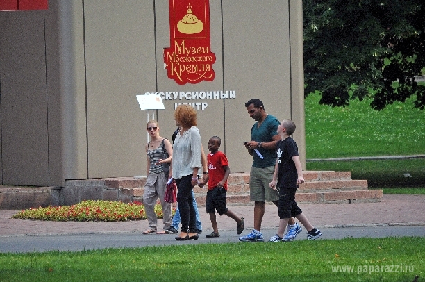 Дети Мадонны прогулялись по Москве (ФОТО)