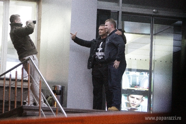 Владимир Епифанцев сфотографировался с поклонником за сигарету