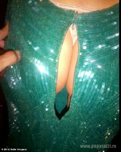 Платье Софии Вергары порвалось в неподходящем месте на красной дорожке (ФОТО)