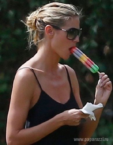 Хайди Клум эротично поедает мороженое в компании своего телохранителя