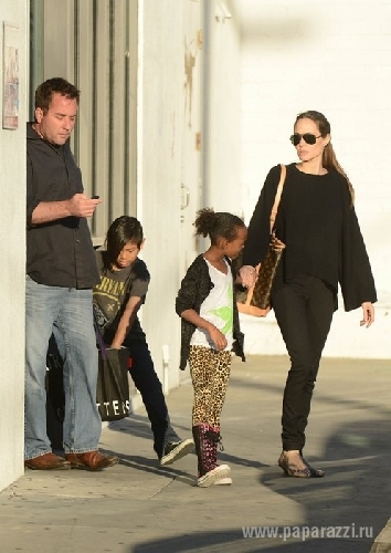 Анджелина Джоли позволяет детям слишком многое