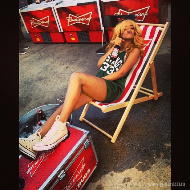 Певица Рианна на отдыхе в Барселоне приложилась к бутылке