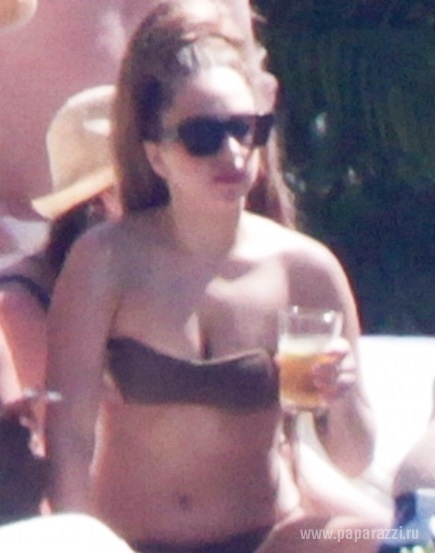Леди Гага оттянулась на пляже с пивом