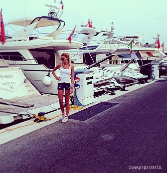 17-летняя Анна Заворотнюк отдыхает на Лазурном берегу на деньги мамы