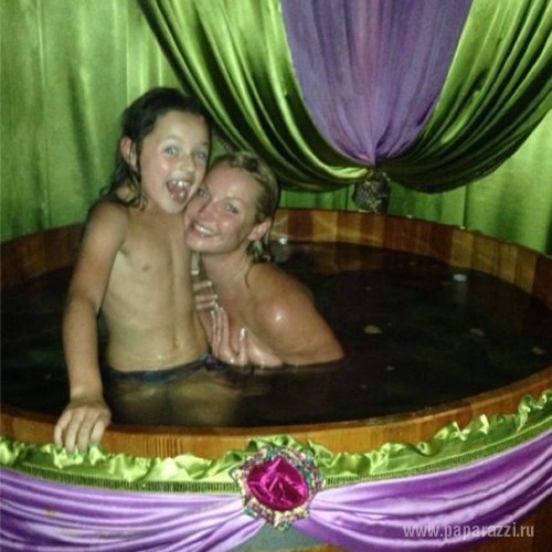 Голая Анастасия Волочкова плещется в бане с дочкой Аришей