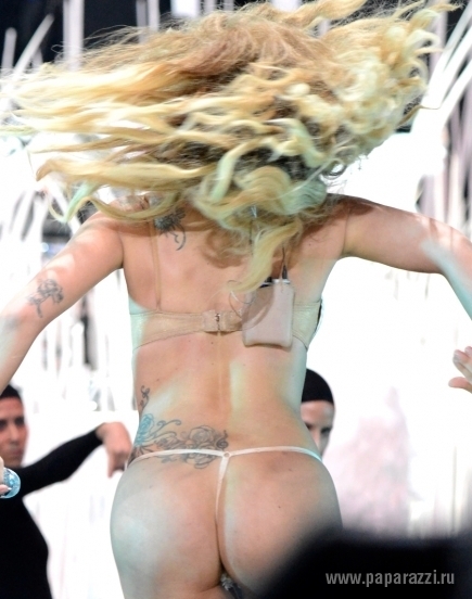 Леди Гага шокировала своим появлением на VMA, а после прогулялась в лифчике по Манхеттену