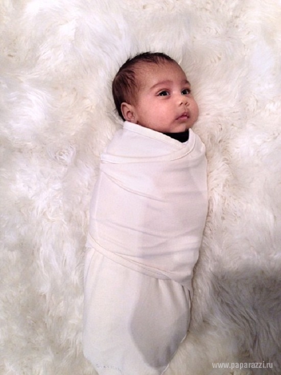 Ким Кардашиан опубликовала снимок своей дочурки