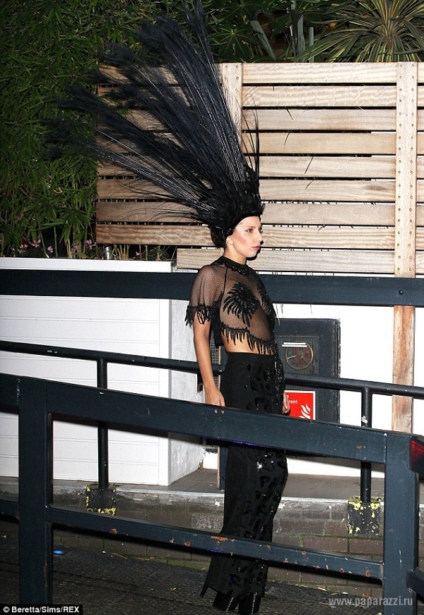 Леди Гага одела на голову корону из перьев и полностью разделась на концерте в Лондоне
