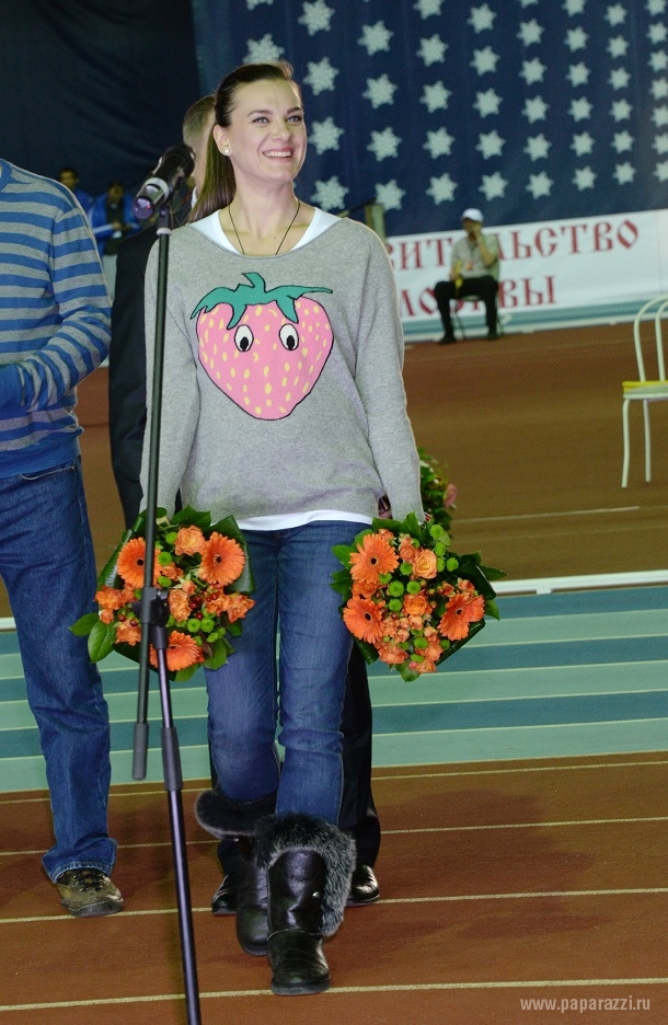 Елена Исинбаева украсила животик клубничкой