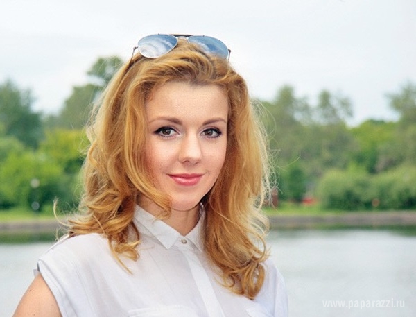 Юлианна Караулова примерила белое платье