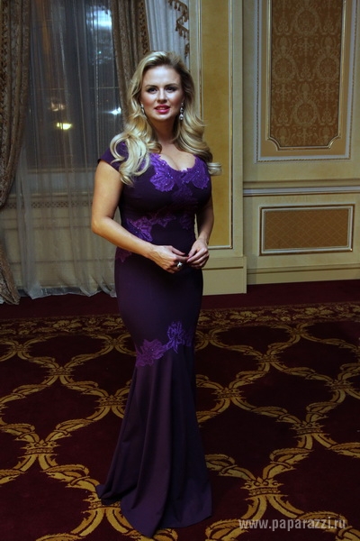 Анна Семенович подчеркнула свои достоинства эффектным платьем