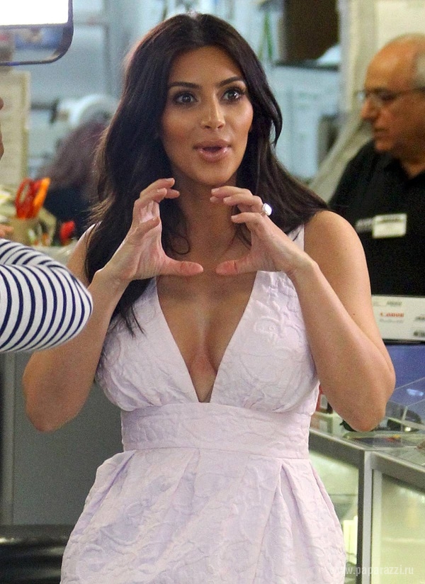 Ким Кардашиан вынуждена носить каркас для груди