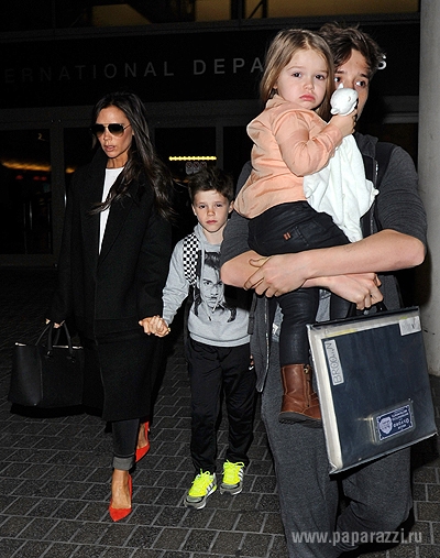Виктория Бекхэм засветилась в аэропорту вместе с детьми