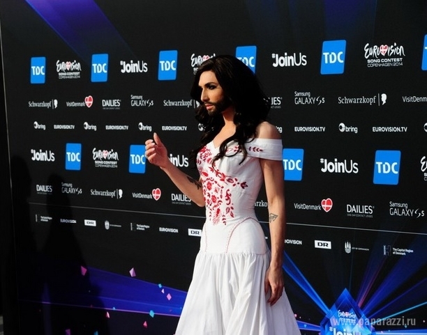 На открытие конкурса "Евровидение" бородатые мужики пришли в платьях