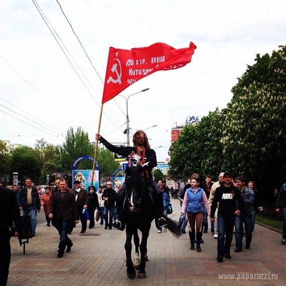 Никита Джигурда проскакал по Донецку с красным флагом