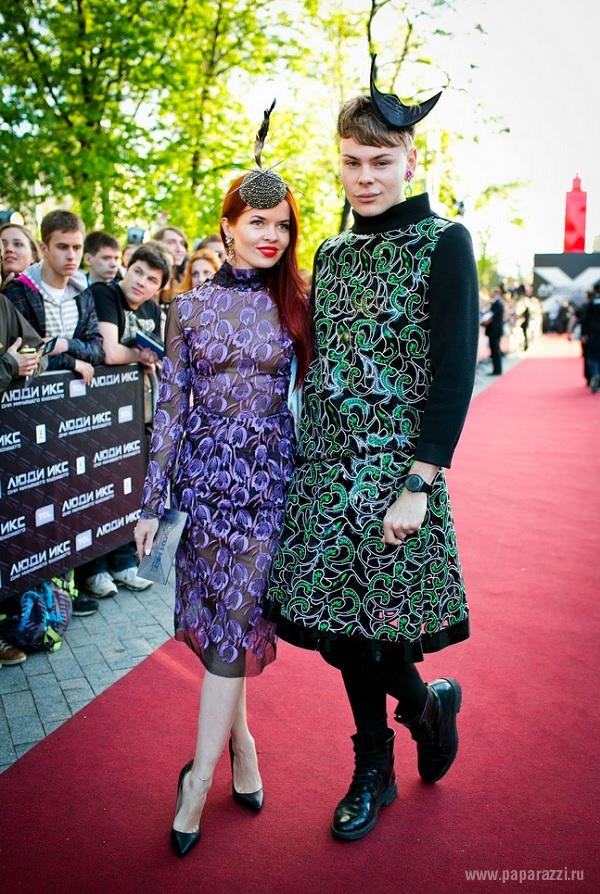 На кинопремьере  компанию певице Лене Князевой составил стилист  Максим Понятовский, одетый в женское платье