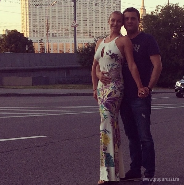 Анастасия Волочкова ездит на процедуры к Бахтияру в вечернем платье