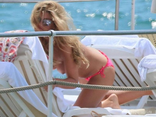 Папарацци подловили обнаженную "Мисс Великобритания" Эми Уиллертон на одном из пляжей